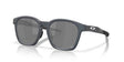 OAKLEY Shackle Sonnenbrille in Blau mit Steel-Frame und schwarzen Prizm-Gläsern, modelliert auf einem weißen Hintergrund