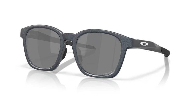 OAKLEY Shackle Sonnenbrille in Blau mit Steel-Frame und schwarzen Prizm-Gläsern, modelliert auf einem weißen Hintergrund
