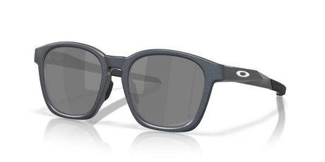 OAKLEY Shackle Sonnenbrille in Blau mit Steel-Frame und schwarzen Prizm-Gläsern, modelliert auf einem weißen Hintergrund