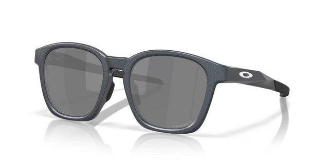 OAKLEY Shackle Sonnenbrille in Blau mit Steel-Frame und schwarzen Prizm-Gläsern, modelliert auf einem weißen Hintergrund