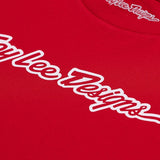 Troy Lee Designs Signature T-Shirt Team Rot, bequeme Freizeitbekleidung mit Logo und stilvollem Design, auf einem weißen Hintergrund.