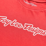 Troy Lee Designs Signature Jugend T-Shirt in Scarlet, bequeme Freizeitbekleidung für Jugendliche mit auffälligem Design.