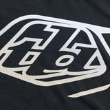 Schwarzes T-Shirt für Jugendliche von Troy Lee Designs mit Badge-Design, bequeme Freizeitbekleidung, Vorderansicht