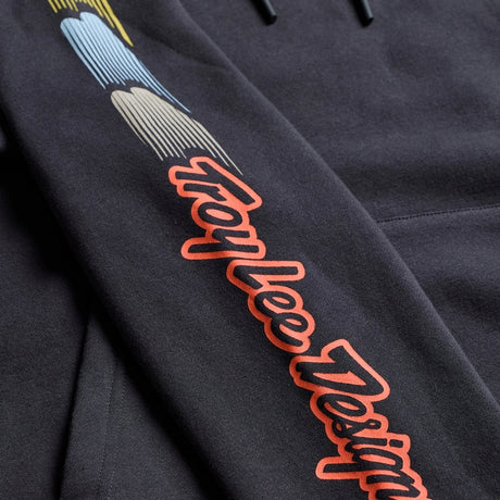 Troy Lee Designs Peace Out Hoodie in Carbon und Schwarz, bequeme Freizeitbekleidung mit Logo-Design, Frontansicht