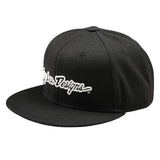 Troy Lee Designs Signature Cap im Flat Bill Snapback, schwarze Freizeitbekleidung mit TROY LEE DESIGNS Logo, modischer Streetstyle.