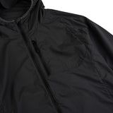 Troy Lee Designs Drift Windbreaker Mono Carbone, schwarze Freizeitjacke mit Markenlogo, winddicht und sportlich, vorne sichtbar.