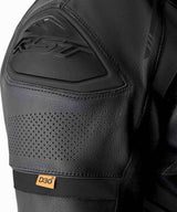 Schwarze RST S1 D3O Lederkombi, 1-teilig, aus Leder, mit D3O-Protektoren, auf Motorrad präsentiert