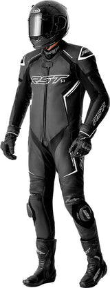 Schwarz-weiße RST S1 D3O Lederkombi für Motorrad, einteilig, aus Leder, mit Schutzprotektoren, auf einem Motorrad posiert.