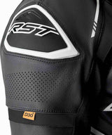 Schwarz-weiße RST S1 D3O Lederkombi für Motorräder, einteilig, zeigt das stilvolle Leder-Design und D3O-Schutzeinsätze