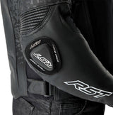 Schwarze RST Pro Series Supersport-K Motorradjacke aus Leder mit D3O Protektoren, Adventure-Stil, auf einem Model getragen