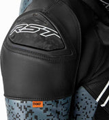 Schwarze und graue RST Pro Series Supersport-K Leder Motorradjacke mit D3O-Protektoren, Adventure-Stil, auf einem Modell getragen