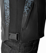 Schwarze und graue RST Pro Series Supersport-K Leder Motorradjacke mit D3O-Protektoren, Adventure-Design, auf einem Model getragen