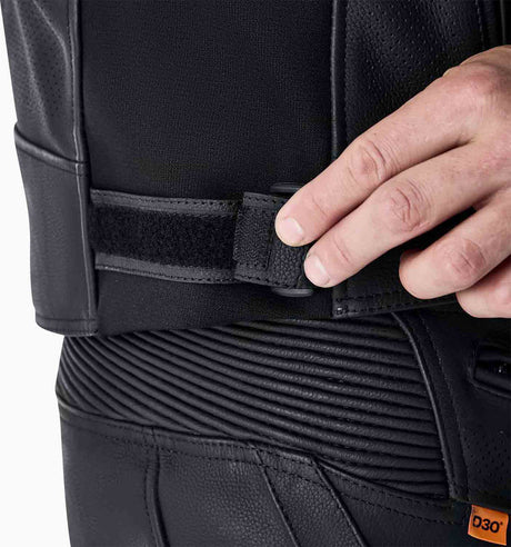Schwarze und weiße RST Tractech Evo D3O Leder Motorradjacke, Touring-Serie, detailreiche Textur, Schutzprotektoren sichtbar