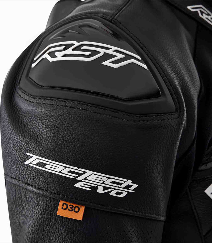 Schwarze und weiße RST Tractech Evo D3O Leder Motorradjacke, Tourenjacke mit Protektoren, auf einem Modell getragen
