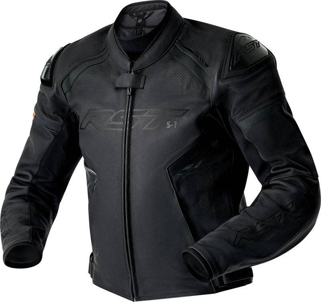 Schwarze RST S1 D3O Leder Motorradjacke für Touren, mit Schutzvorrichtungen, auf einem Motorradmodell getragen.