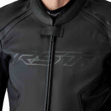 Schwarze RST S1 D3O Leder Motorradjacke für Touren, mit Schutzpolsterung, auf einem schwarzen Hintergrund, Detailaufnahme