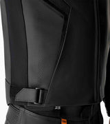 Schwarze RST S1 D3O Leder Motorradjacke für Touren, mit protektoren, auf einem Bügel präsentiert