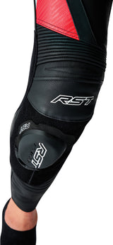 Schwarz/Flora rote RST Tractech Evo D30 Leder Motorradhose, Touring Hosen mit Protektoren, auf einem Motorradreifen liegend