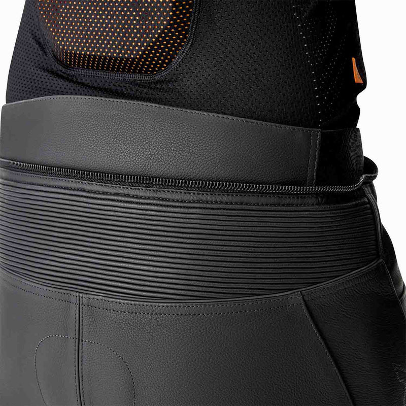 Schwarze RST S1 D30 Leder Motorradhose in Kurzgröße, Touring-Modell, mit protektoren und robustem Design.