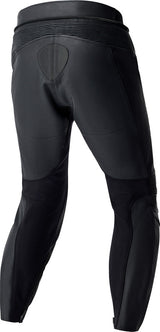 Schwarze RST T2 D3O Leder Motorradhose für Touring, mit Schutzpolstern und robustem Leder, auf einem Motorrad.
