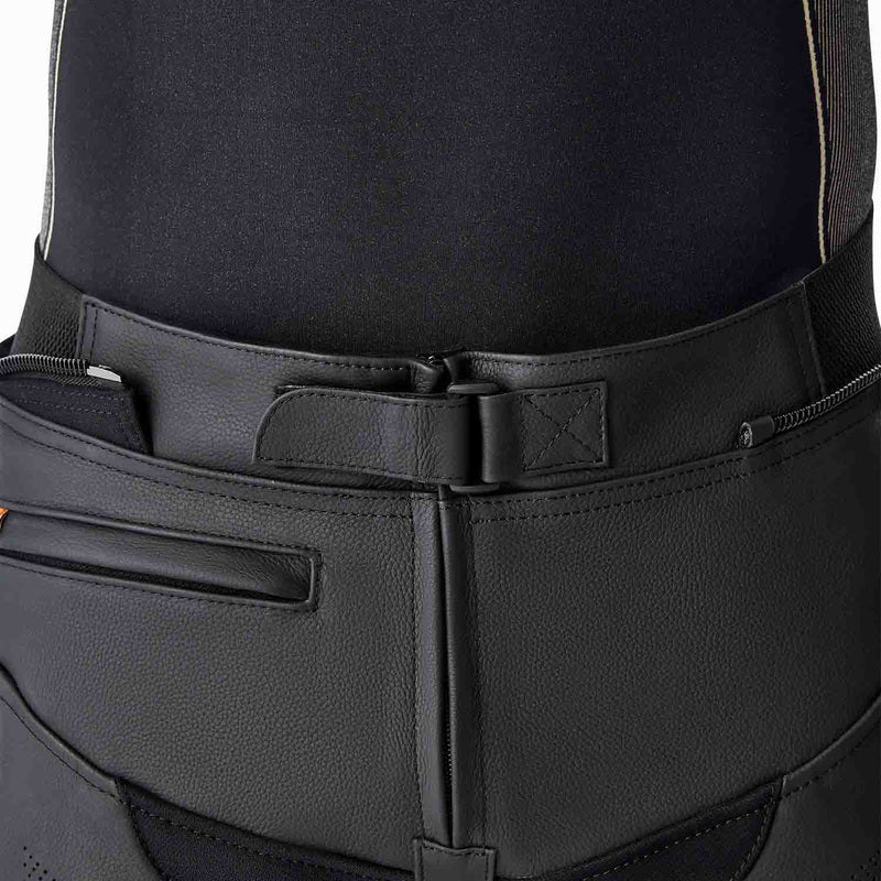 Schwarze RST T2 D3O Leder Motorradhose für Touring, strapazierfähig und gut gepolstert, sichtbar mit D3O Schutz und robustem Leder.