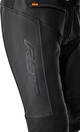 Schwarze RST T2 D3O Leder Motorradhose für Touring, mit Protektoren und strapazierfähigem Leder, auf einem Motorrad-Sitz.