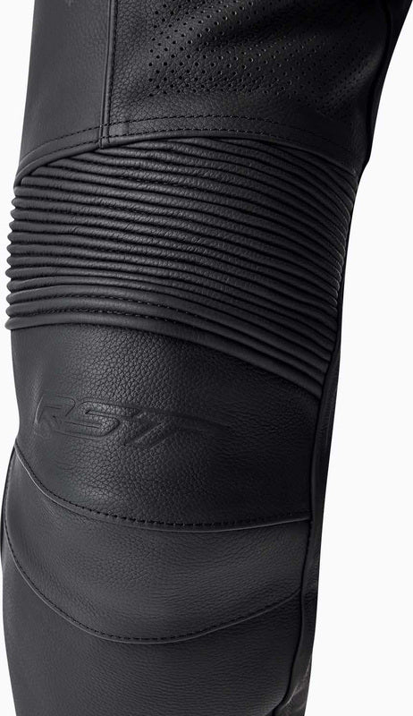 Schwarze RST T2 D3O Leder Motorradhose für Touring mit Schutzpolstern, detailreiche Nahaufnahme, bequemes Passformdesign