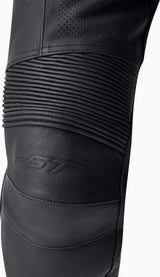 Schwarze RST T2 D3O Leder Motorradhose für Touring mit Schutzpolstern, detailreiche Nahaufnahme, bequemes Passformdesign