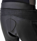Schwarze RST T2 D3O Leder Motorradhose Kurzgröße für Touren, mit protektoren und passgenauem Sitz, auf einem Motorrad.
