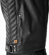 Schwarze RST Roadster Air D3O Leder Motorradjacke, klassische Jacken-Design, mit Belüftungsöffnungen, auf einem Model getragen