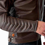 Braune RST Roadster Air D3O Leder Motorradjacke im klassischen Design, sichtbare Details und robuste Verarbeitung.