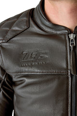 Braune RST Hillberry D3O Leder Motorradjacke mit klassischen Schnitten, sichtbare Details und dämpfende Protektoren.