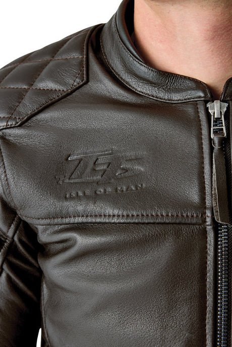 Braune RST Hillberry D3O Leder Motorradjacke mit klassischen Schnitten, sichtbare Details und dämpfende Protektoren.