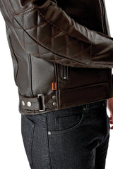 Braune RST Hillberry Leder Motorradjacke mit D3O Protektion, klassische Jacken-Design, sichtbar mit Reißverschlüssen und Schulterdetails