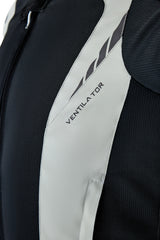 Schwarz-silberne RST Pro Series Ventilator Motorradjacke aus D3O-Textil, Adventure-Design, mit Belüftungsöffnungen und Protektoren.