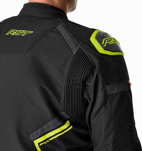 Schwarze und gelbe RST S1 D3O Textil Motorradjacke für Touren, mit Schutzprotektoren und reflektierenden Elementen.