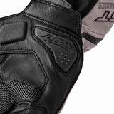 Schwarze und silberne RST Pro Series Vega Motorradhandschuhe aus Leder mit verstärkten Knöcheln und elastischen Einsätzen.