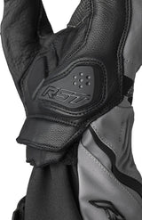 Schwarze und silberne RST Pro Series Vega Motorradhandschuhe aus Leder mit Knöchelprotektoren, für sicheren Fahrkomfort.