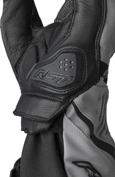 Schwarze und silberne RST Pro Series Vega Motorradhandschuhe aus Leder mit Knöchelprotektoren, für sicheren Fahrkomfort.