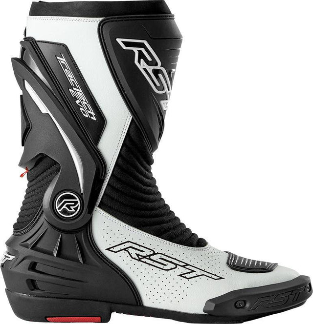Schwarze und weiße RST TracTech Evo D3O Motorradstiefel für Racing, mit robustem Design und Schutzmaterialien sichtbar