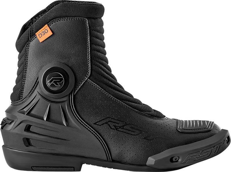 Schwarze RST TracTech Evo D3O Motorrad-Racingstiefel, kurze Stiefel mit Schutzprotektoren, auf einem weißen Hintergrund.