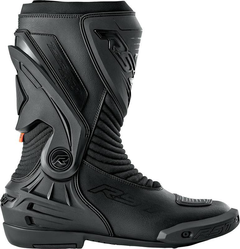 Schwarze RST TracTech Evo D3O wasserdichte Motorradstiefel, Racing-Stil, mit Schutzpolster, auf einem neutralen Hintergrund.