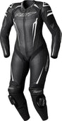 Schwarze und weiße Damen Lederkombi von RST, einteilig, mit Tractech Evo D3O Protektion, auf einem Motorrad.