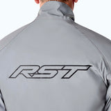 Reflektierende, wasserdichte RST Night Rider Motorradjacke in Silber, ideal für Regenwetter und Sichtbarkeit.
