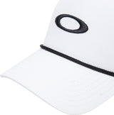 Weiße OAKLEY Ellipse Rope Cap, bequemer Freizeitkappenstil, mit markantem Logo auf der Vorderseite, aus weichem Material.