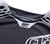 Motorrad-MX-Jersey von TROY LEE DESIGNS, GP Pro Streamline in Rot und Schwarz, zeigt atmungsaktives Design und Markenlogo