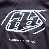 Schwarze Troy Lee Designs GP Pro MX-Jersey mit Badge, atmungsaktives Motocross-Trikot mit Logo und modernen Designelementen.