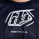 Troy Lee Designs GP Pro MX-Jersey Badge Schwarz, schwarze Motocross-Jersey mit TLD-Logo und Badge-Designs.