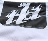 Weiße und blaue Troy Lee Designs GP Pro MX-Hoserolle auf glattem Hintergrund, zeigt das robuste Design und die Markenlogo.