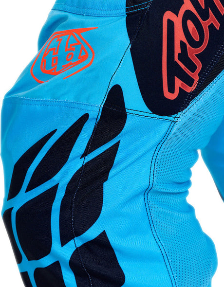 Schwarze und cyanfarbene Troy Lee Designs GP Pro MX-Hose mit Rahmen, bequem und strapazierfähig für Motocross-Fahrer.